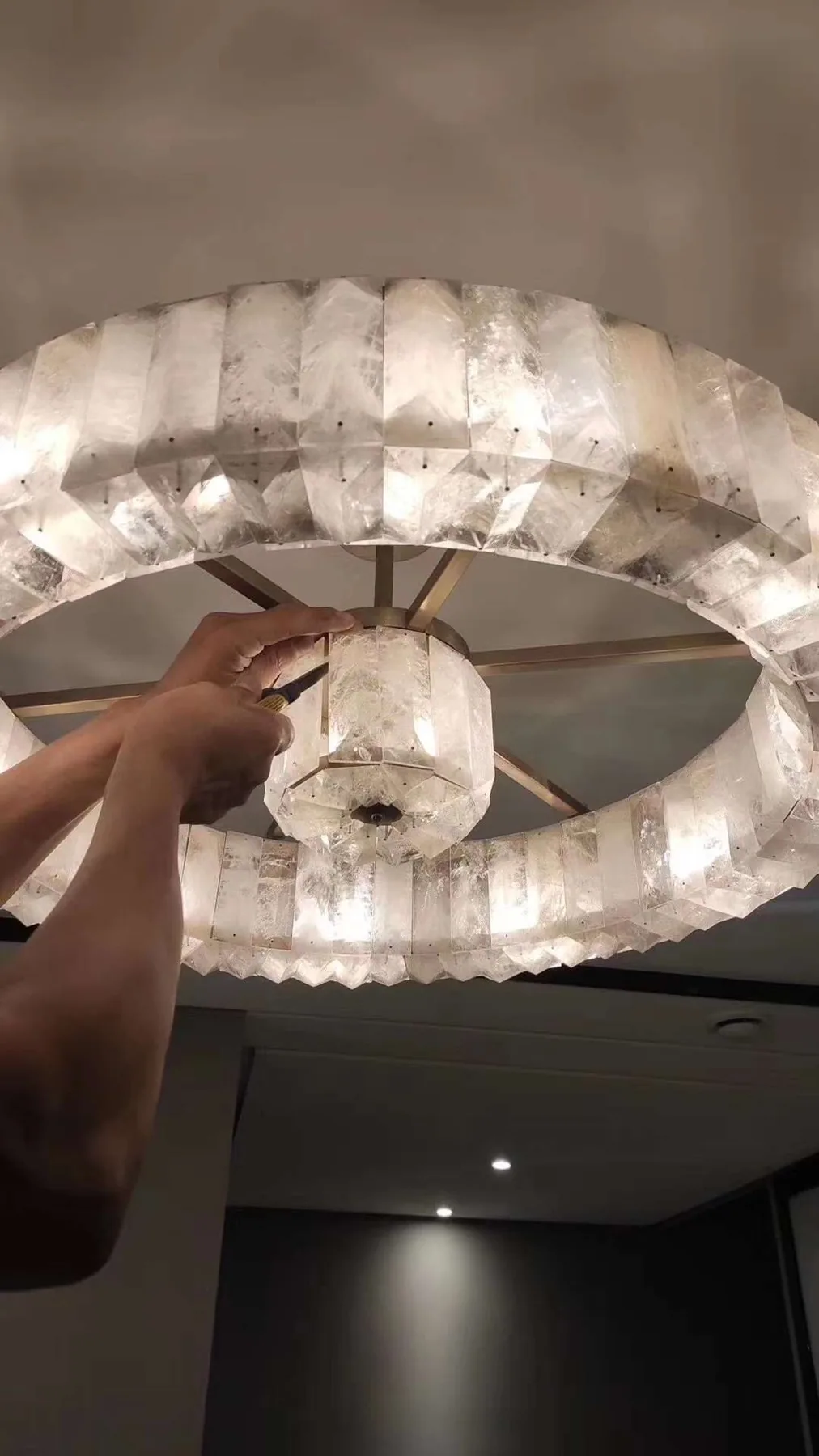 Fitting the slabs of a round chandelier by hand