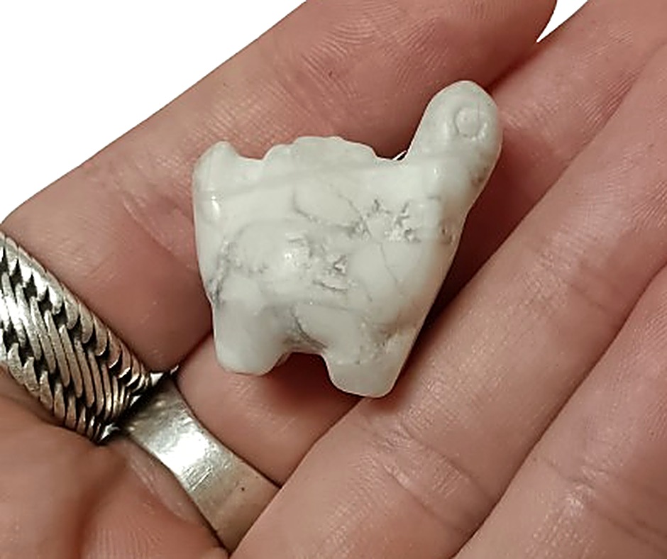 Mini Crystal Dinosaur · Howlite