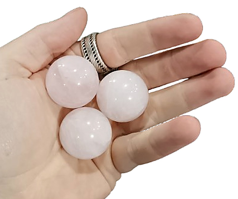 Small Crystal Sphere, 3cm · Rose quartz